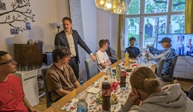 Freund Sebastian vermittelt Finanz Basics